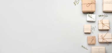 Açık arkaplanda metin ve üst görünüm için alanı olan birçok hediye kutusu