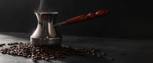 深色底色的热咖啡和咖啡豆 — 图库照片