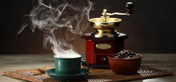 Tasse Heißen Kaffee Geröstete Bohnen Und Mühle Auf Holztisch — Stockfoto