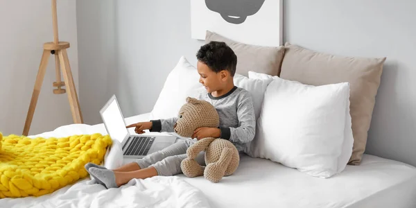 Little African American Boy Laptop Toy Bear Watching Cartoons Bed — Stock Photo, Image