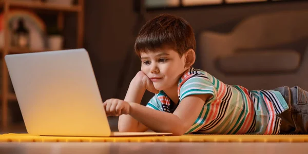 Kleine Jongen Met Laptop Kijken Cartoons Thuis Laat Avond — Stockfoto