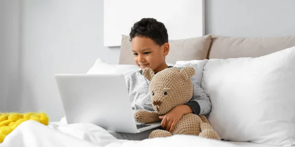 Little African American Boy Laptop Toy Bear Watching Cartoons Bed — Stock Photo, Image