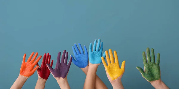 Mani Con Palme Dipinte Sfondo Colori Con Spazio Testo Concetto — Foto Stock