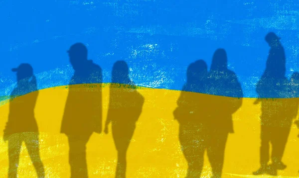 Двойное Обнажение Украинского Флага Силуэтов Беженцев — стоковое фото