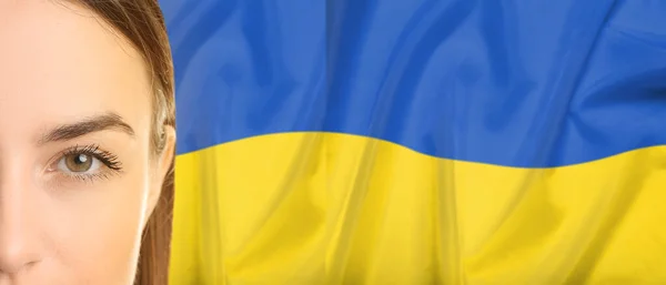 Лицо Красивой Молодой Женщины Против Украинского Флага Крупным Планом Баннер — стоковое фото