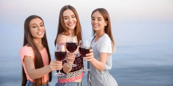 Happy Young Women Drinking Wine Sea Beach — Stock Photo, Image