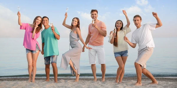 Happy Friends Drinking Champagne Sea Beach — Stock Photo, Image