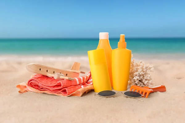 Sonnencreme Mit Strand Accessoires Auf Sand Seebad — Stockfoto