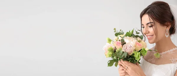 Schöne Junge Braut Mit Blumenstrauß Auf Hellem Hintergrund Banner Für — Stockfoto