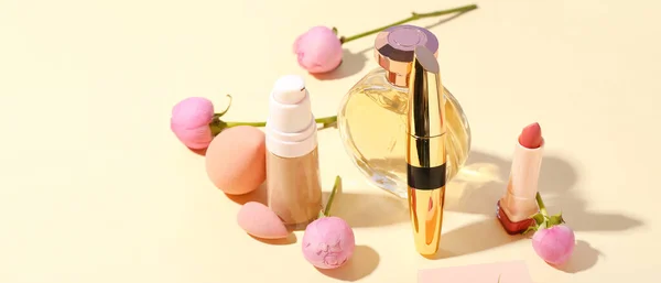 Dekorative Kosmetik Make Schwämme Und Rosenblüten Auf Hellem Hintergrund Mit — Stockfoto