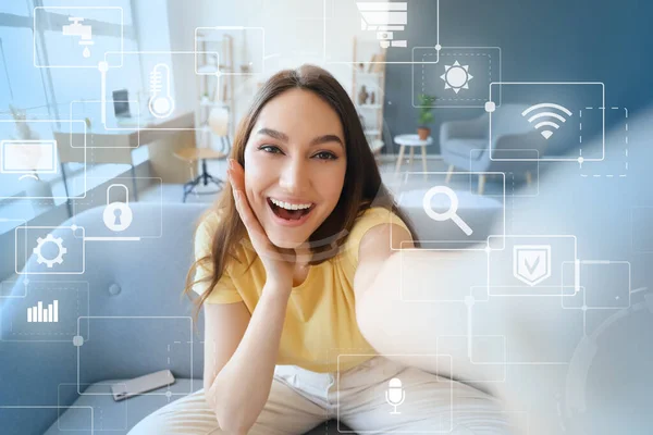 Schöne Glückliche Frau Mit Anwendung Von Smart Home Automation Zimmer — Stockfoto