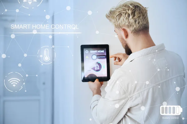Man Tablet Computer Using Application Smart Home Automation Room — Stock Photo, Image