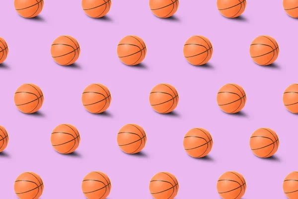 Muchas Pelotas Baloncesto Sobre Fondo Lila Patrón Diseño —  Fotos de Stock