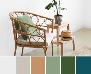 Işık odasında yastıklı hasır koltuk. Farklı renk desenleri 