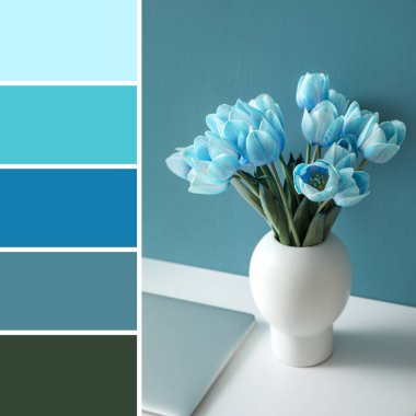 Masasında mavi laleler olan vazo. Farklı renk desenleri