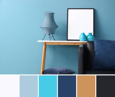 Açık mavi duvarın yanında dekorlu bir masa. Farklı renk desenleri 