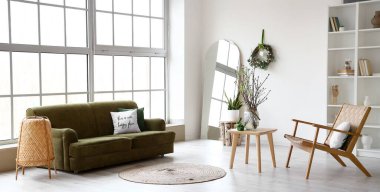 Kanepesi, koltuğu, aynası ve Paskalya dekoru olan şık bir oturma odası.