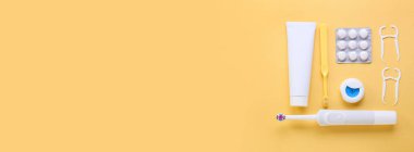 Bej arka planda diş hijyeni için ayarlanmış metin için boşluk, üst görünüm