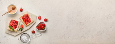 Açık arkaplanlı tatlı çilekli böreklerle metin için boşluk