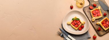 Renkli arkaplanda tatlı çilekli böreklerle metin için boşluk