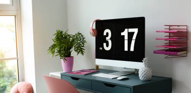 Modern bilgisayarı olan şık bir iş yeri.