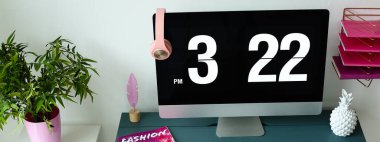 Modern bilgisayarı olan şık bir iş yeri.