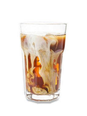 Beyaz arka planda sütlü bir bardak lezzetli soğuk demlenmiş kahve.