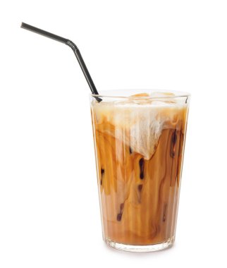 Beyaz arka planda bir bardak soğuk kahve ve saman.