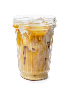 Beyaz arka planda sütlü bir bardak soğuk kahve.