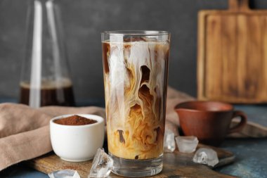 Bir bardak soğuk bira, tahta tahtada kahve ve kase.