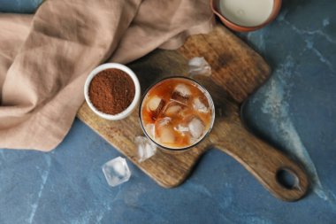 Bir bardak soğuk bira, tahta tahtada kahve ve kase.