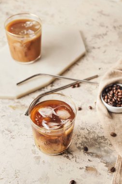 Lezzetli soğuk demlenmiş kahve, bardakta süt, grunge masasında.
