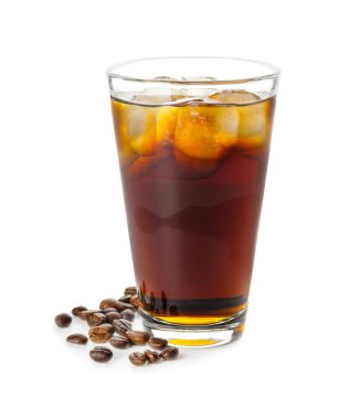 Beyaz arka planda bir bardak soğuk bira ve kahve çekirdeği.