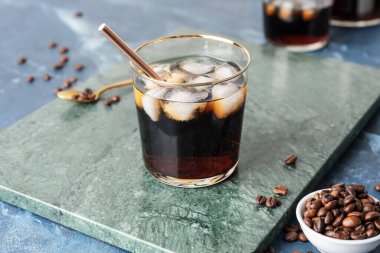 Bir bardak soğuk bira, saman ve kahve çekirdekleri.