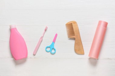 Beyaz ahşap arka plandaki çocuklar için farklı banyo aksesuarları