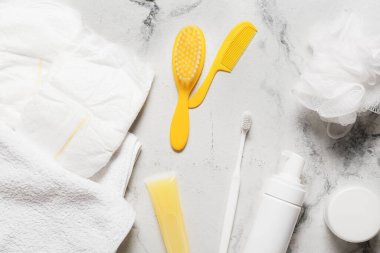 Açık mermer arka planda bebek için farklı banyo aksesuarları
