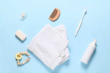 Mavi arka planda bebek için farklı banyo aksesuarları