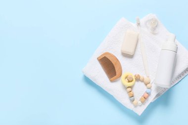 Mavi arka planda bebek için farklı banyo aksesuarları