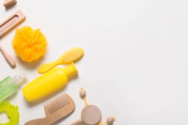 Bebek beyaz arka plan üzerinde farklı aksesuarlar