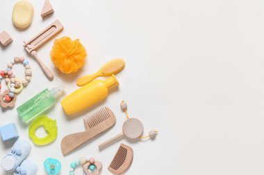 Bebek beyaz arka plan üzerinde farklı aksesuarlar