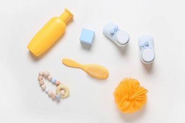 Beyaz arka planda bebek aksesuarları