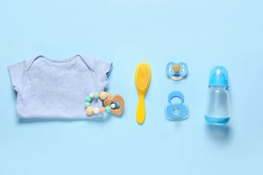 Mavi arka plandaki erkek bebek için hoş aksesuarlar.