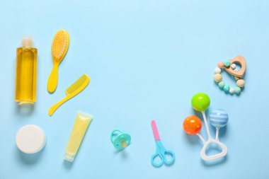Mavi arka planda bebek için farklı banyo aksesuarları
