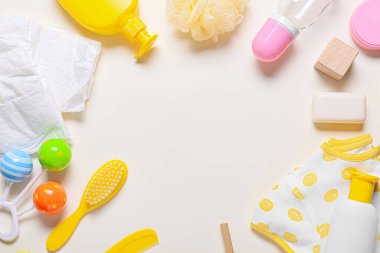 Beyaz arka planda farklı bebek aksesuarlarından yapılmış çerçeve, yakın plan
