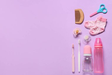 Renk arkaplanında farklı bebek aksesuarları