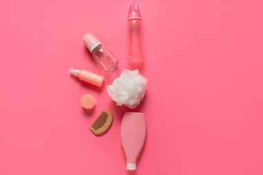 Pembe arka planda bebek için farklı banyo aksesuarları