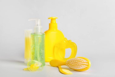 Bebek için banyo aksesuarları ve arka planda emzik