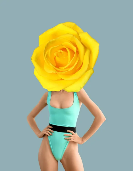 頭の代わりに黄色のバラの花を持つ女性と色の背景に水着で — ストック写真
