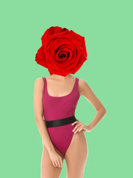 Mulher Com Flor Rosa Vermelha Vez Sua Cabeça Maiô Fundo — Fotografia de Stock