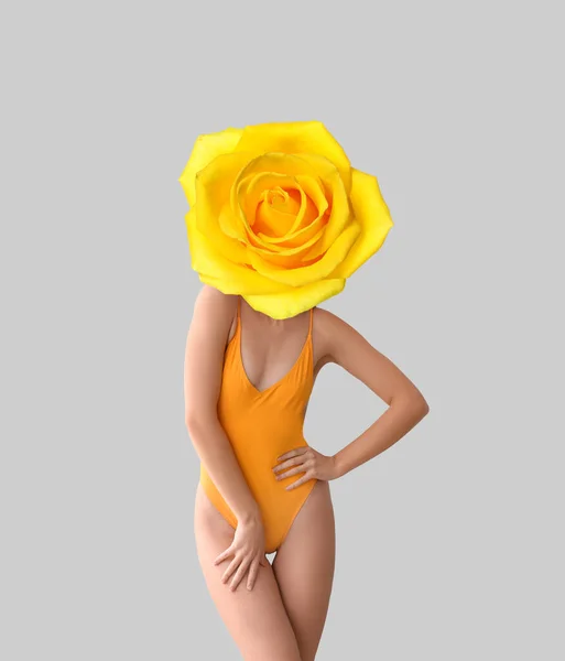 Başı Yerine Sarı Gül Çiçekli Gri Arka Planda Mayosu Olan — Stok fotoğraf